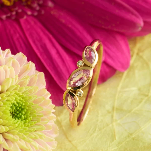ring in pink gold 18K with three marquise in pink saphir and two diamonds