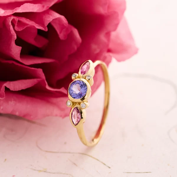 Ring in yellow gold 18K with roung blue tanzanite and two pinl marquise saphir and four diamonds