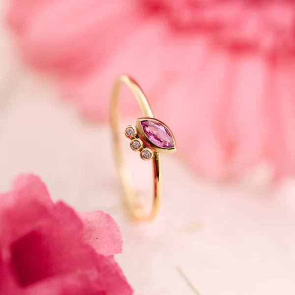 ring in yellow gold 18K with marquise in pink saphir and three diamonds