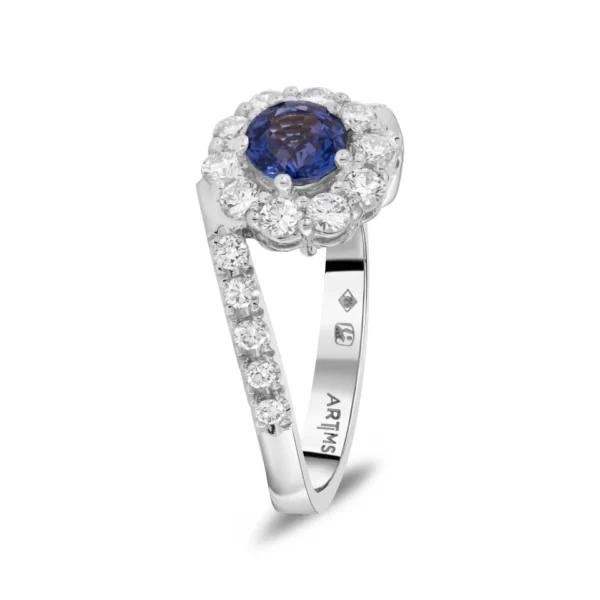 ring in white gold 18K with round blue saphir and diamonds VS