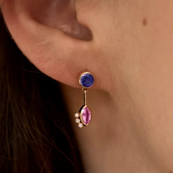 boucles d'oreilles en or rose 18K avec une pierre ronde en tanzanite bleu, des marquises en saphir rose et des diamants