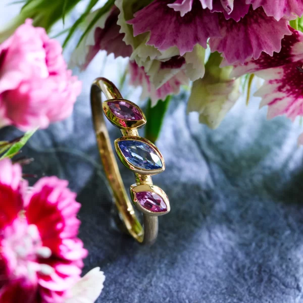 ring in yellow gold 18K with three saphir marquise in blue and pink
