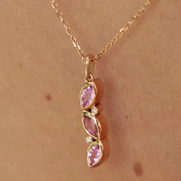 collier en or rose 18K avec trois marquise en saphir rose et diamants