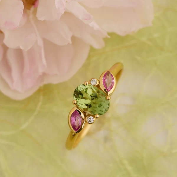 ring in yellow gold 18K with oval green tourmaline and marquise in pink saphir and diamonds