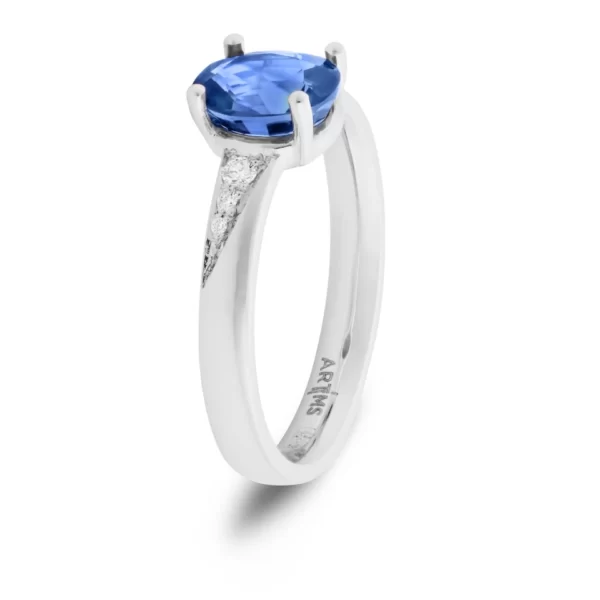 ring in white gold 18K with oval blue saphir and diamonds VS