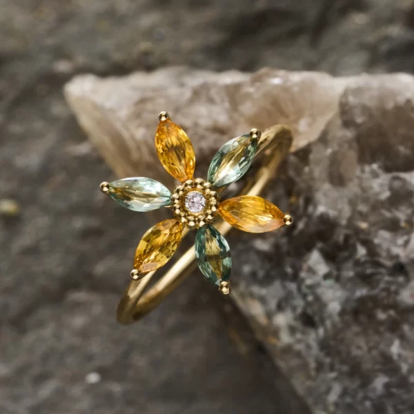 ring in yellow gold 18K with marquise in yellow and green saphir and diamond