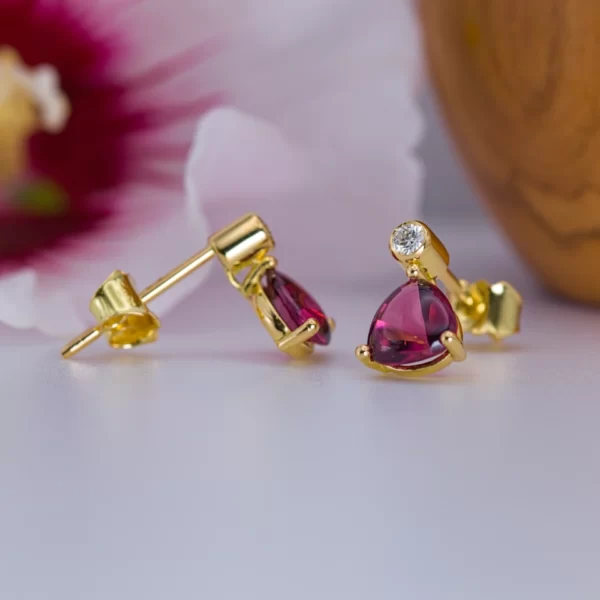 earrings in yellow gold 18K with two rhodolite central stones and diamonds