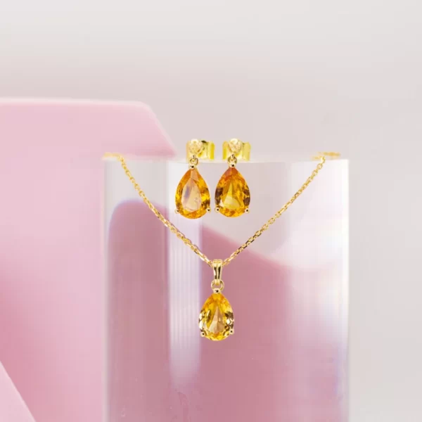 Boucles d'oreilles et collier en or jaune 18K avec une pierre centrale en citrine