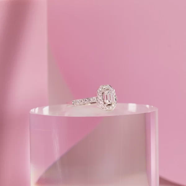 bague de fiançaille en or blanc 18K avec un diamant central taille emeraude et des diamants ronds accessoires
