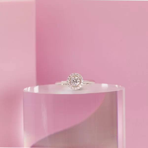 bague de fiançailles en or blanc 18K avec un diamant central rond et des diamants accessoires