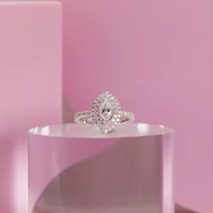 bague de fiançaille en or blanc 18K avec un diamant central marquise et des diamants ronds accessoires