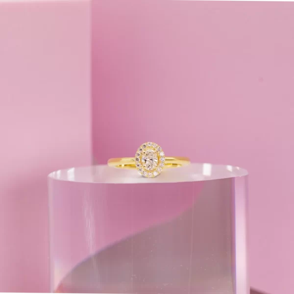 Bague de fiançailles en or jaune avec un diamant oval central et des diamants accessoires