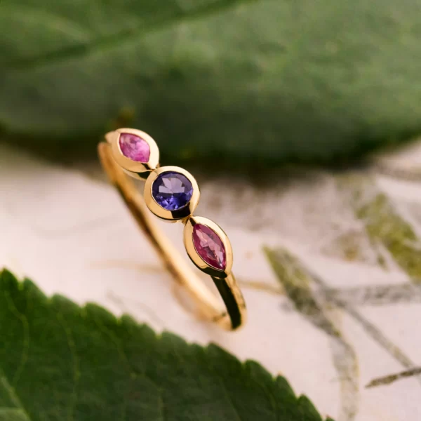 ring in yellow gold 18K with a round blue tanzanite and two marquise in pink saphir