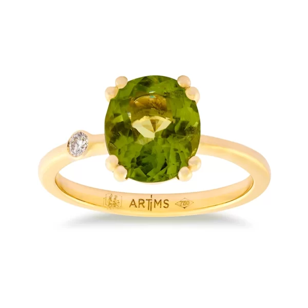 bague en or jaune 18K avec une pierre ovale en péridot vert et un diamant VS