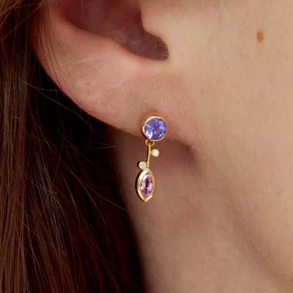 boucles d'oreilles en or jaune 18K avec une pierre ronde en tanzanite bleu, des marquises en saphir rose et des diamants
