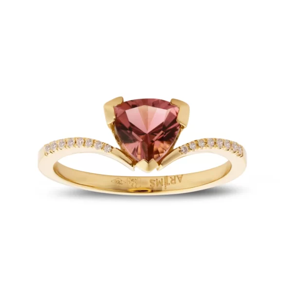 bague en or jaune 18K avec une pierre trillion en tourmaline rose et diamants VS
