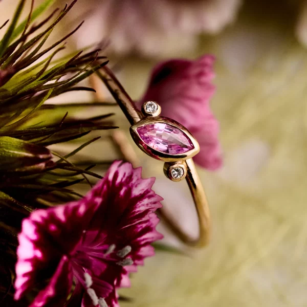 ring in yellow gold 18K with marquise in pink saphir and two diamonds