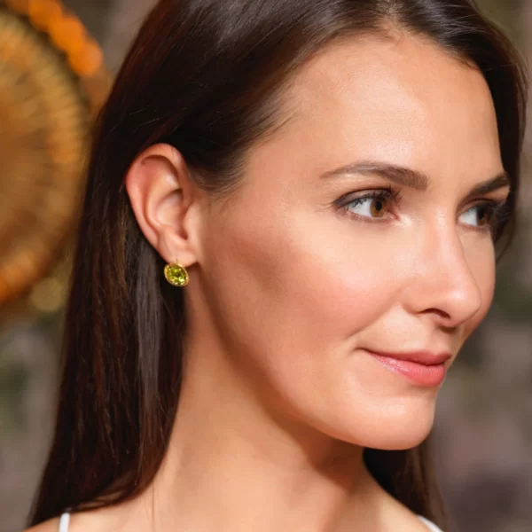 earring in yellow gold 18K with green peridot stone