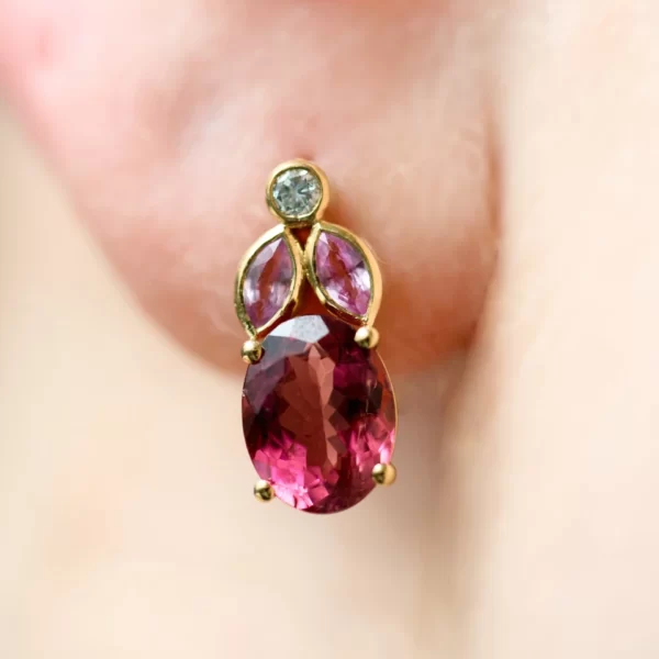 boucles d'oreilles en or jaune 18K avec quatre marquises rose en saphir, diamants et une tourmaline ovale