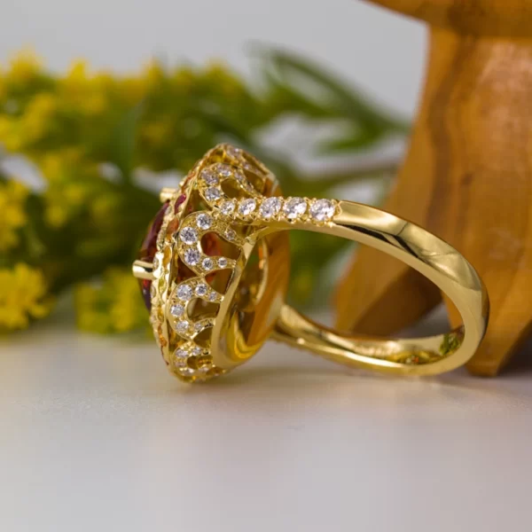 bague en or jaune 18K avec une pierre centrale en spessartite, des diamants dégradés et des pierres en saphir de couleur dégradée