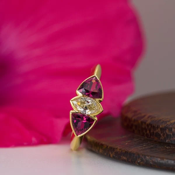 Ring in yellow gold 18K with diamond central stone and 2 rubellite