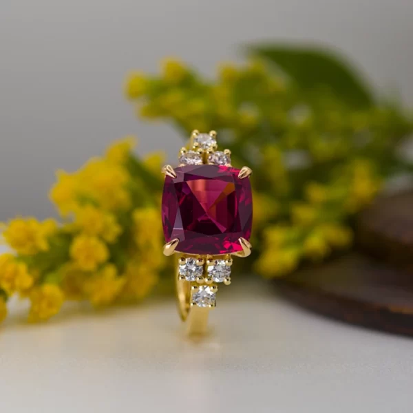 Ring in yellow gold 18K with rhodolite central stone and 6 diamonds