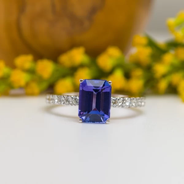 Ring in white gold 18K with tanzanite central stone and diamonds