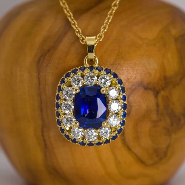 Necklace with cushion sapphire with diamonds