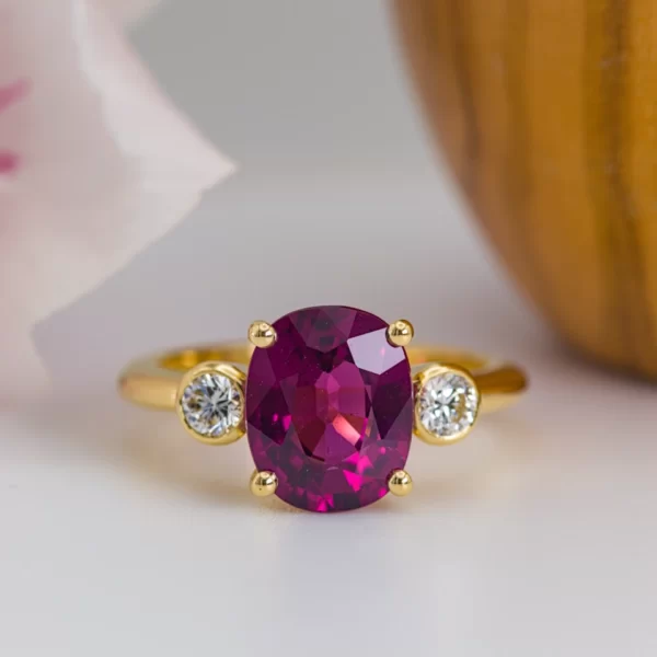 Ring in yellow gold 28K with a rhodolite central stone and 2 diamonds