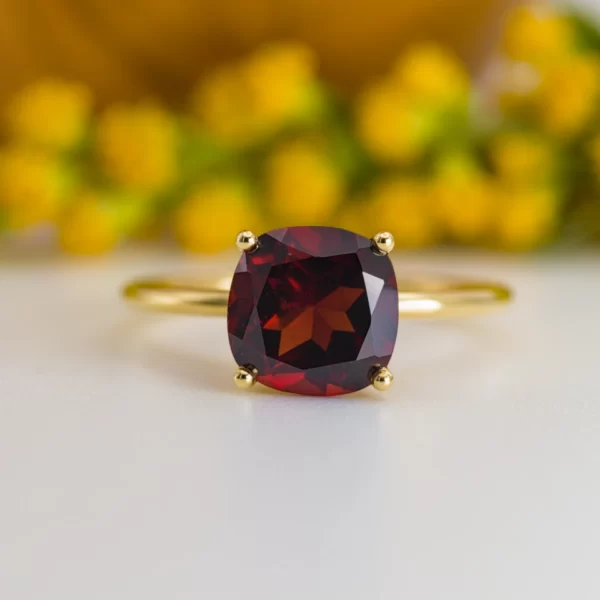 ring in yellow gold 18K with a central stone in rhodolite