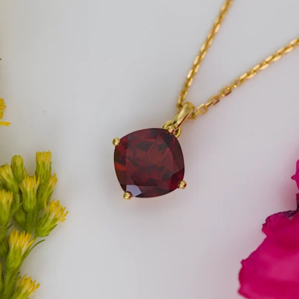 necklace in yellow gold 18K with a rhodolite central stone